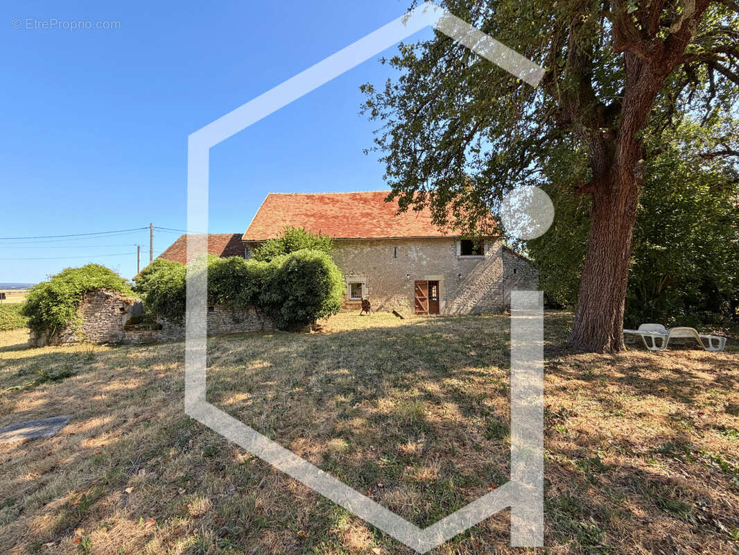 Maison de charme avec dépendances et terrain clos - photo 16