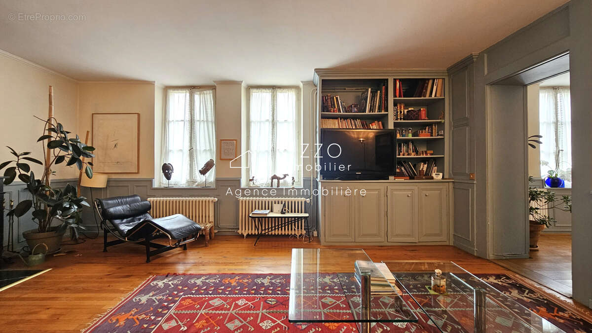 Centre Ferney, maison de 200m2 + dépendance de 41m2 sur terrain de 1590m2 - photo 2