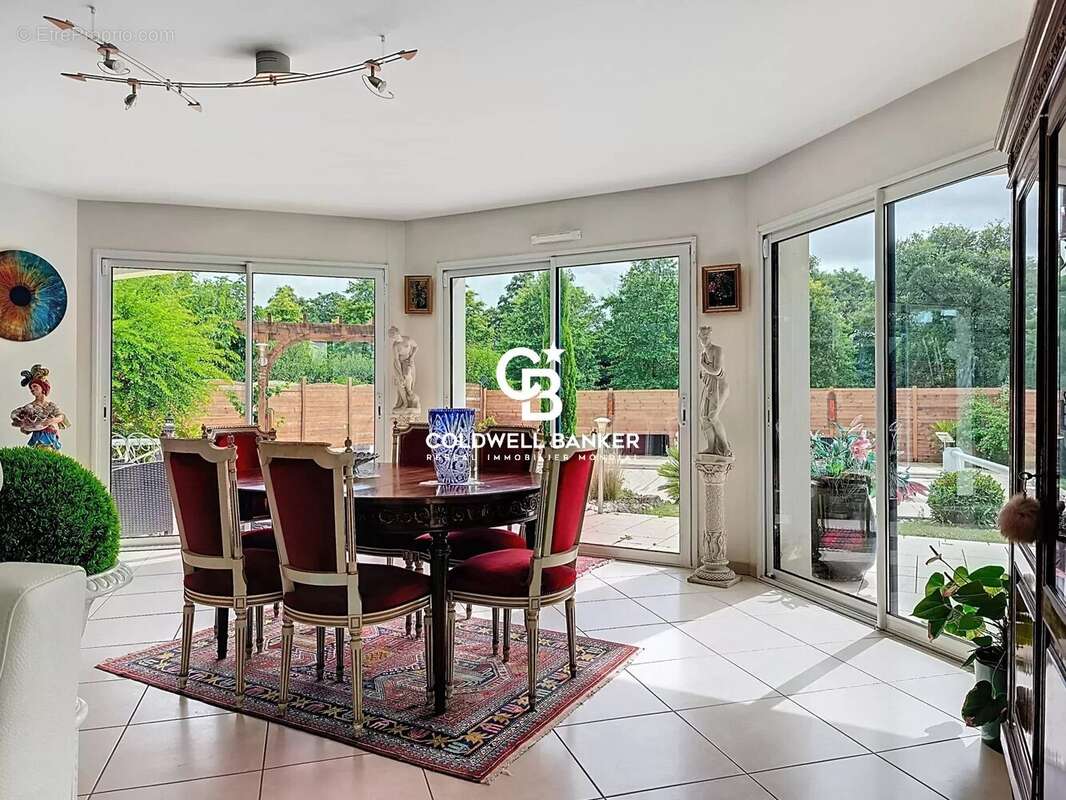 La Roche sur Yon, maison 5 chambres,  avec piscine chauffée et double garage double. - photo 6