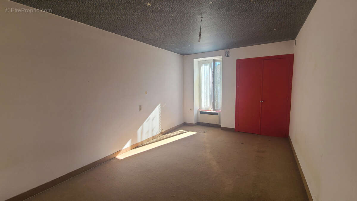 Maison à LA CHAIZE-LE-VICOMTE