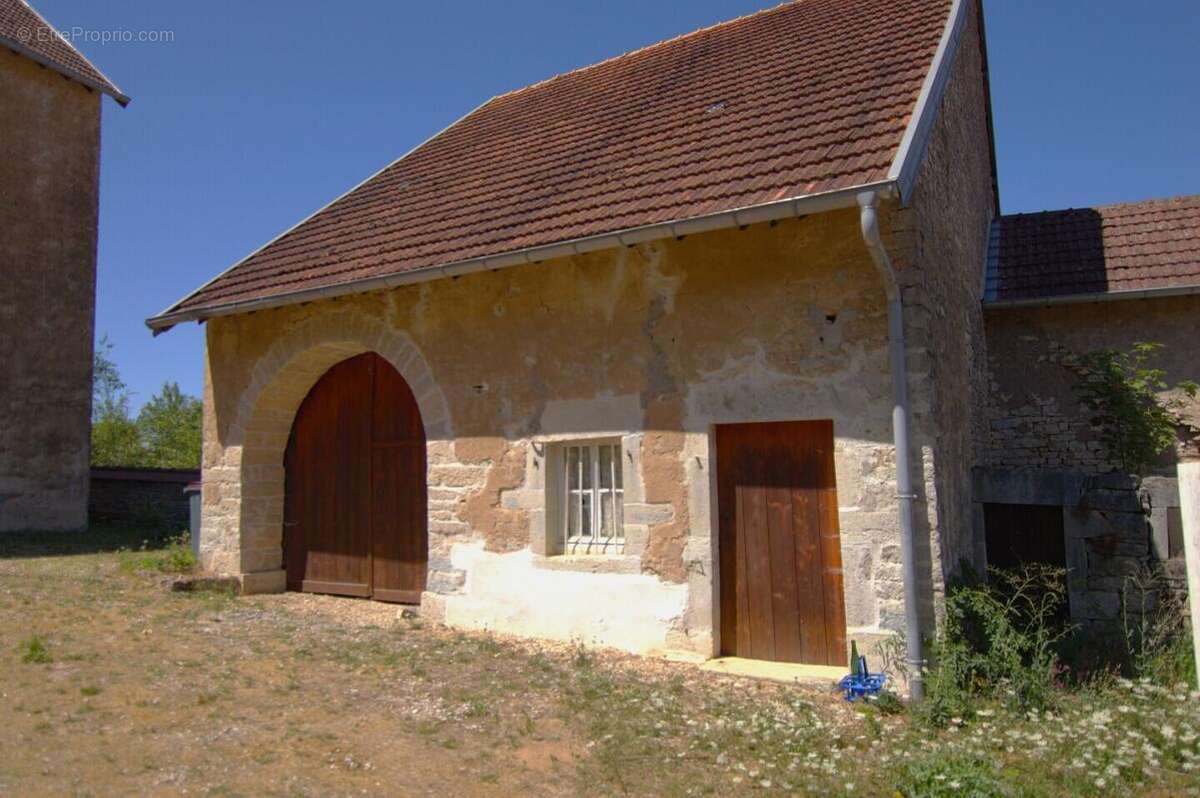 Maison en pierre à rénover,  dépendance, cave voûtée - photo 2