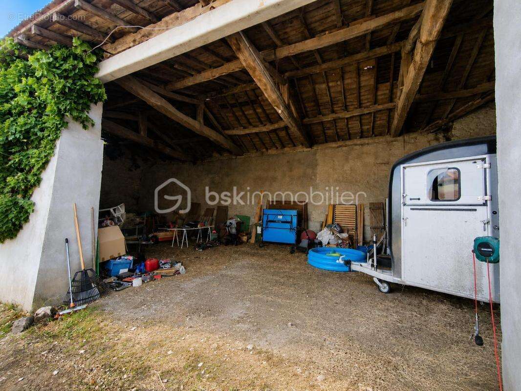 Corps de ferme de 210 m² avec appartement indépendant et plus de 440 m² de dépendances - photo 15