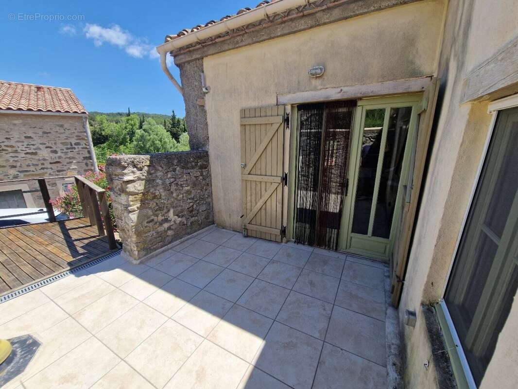 CORBIERES - Maison de village en pierre de type 4 avec terrasse - photo 4