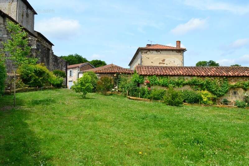 Maison de village 185 m2 avec jardin CHERVES CHATELARS (16) 154 500€ FAI - photo 8