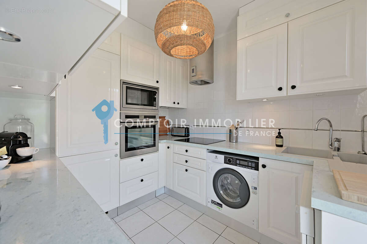 Dépt Gard (30), à vendre Le-Grau-Du-Roi 1ère Ligne Appartement F4 - Terrasse de 35m2 - Parking - Cellier - photo 4