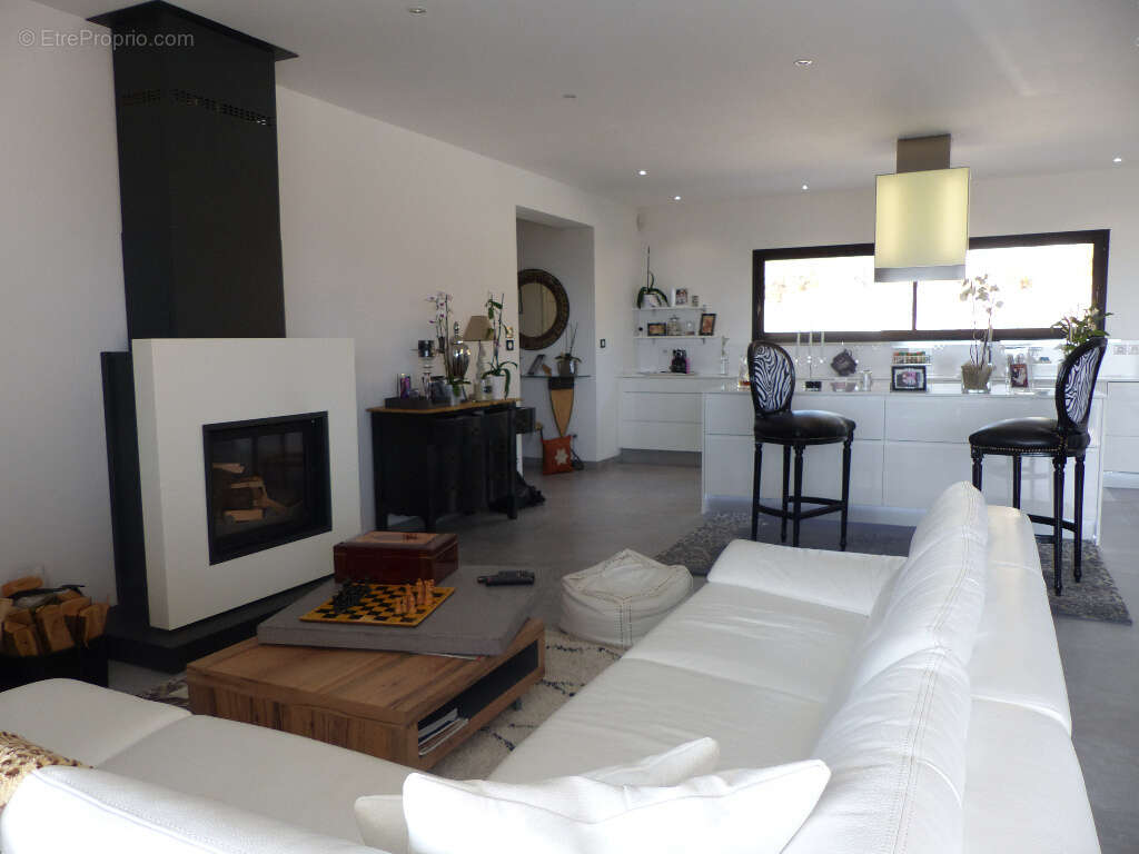 Villa Afa  contemporaine 6 pièce(s) 232 m2 F4+F2 avec piscine - photo 2