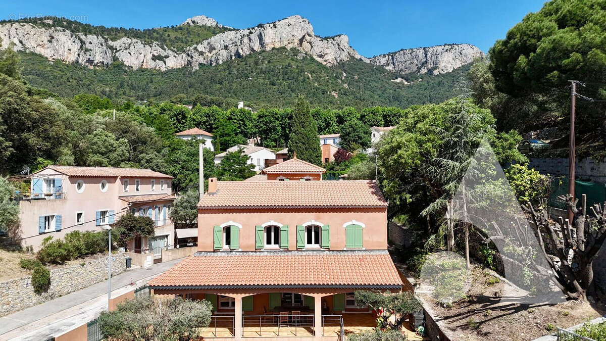 Maison à LE REVEST-LES-EAUX