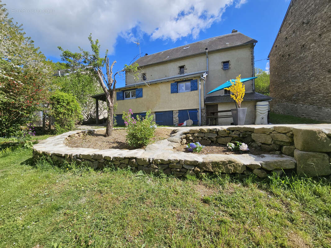 Maison à SAINT-ETIENNE-DE-FURSAC