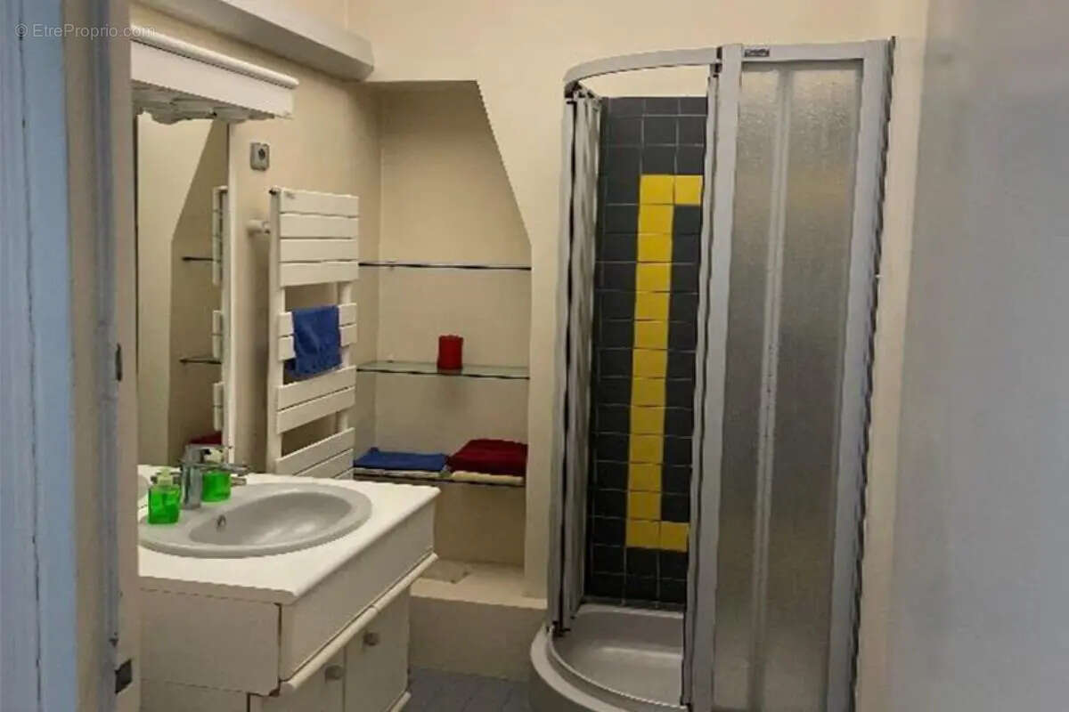 Commerce à PARIS-8E