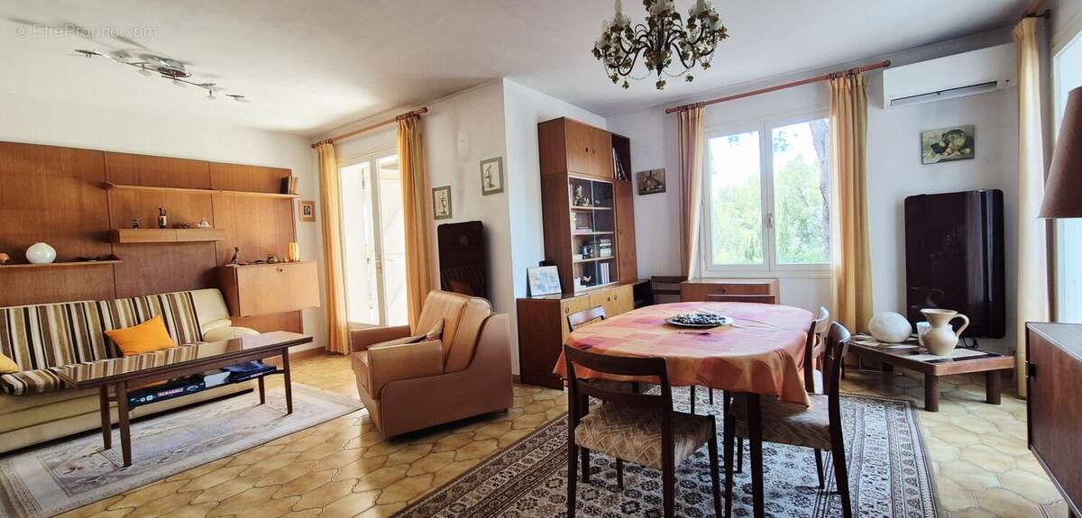 Maison à CEYRESTE