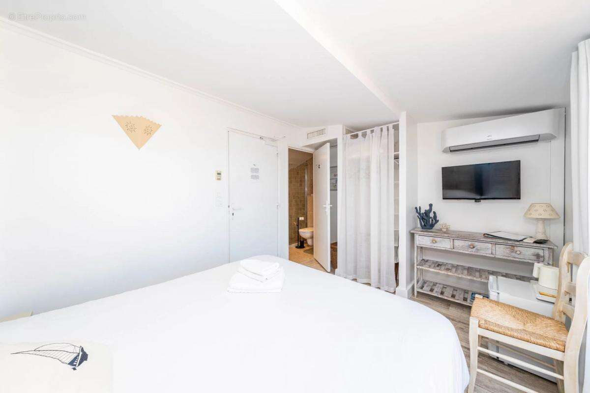 Commerce à ROQUEBRUNE-SUR-ARGENS