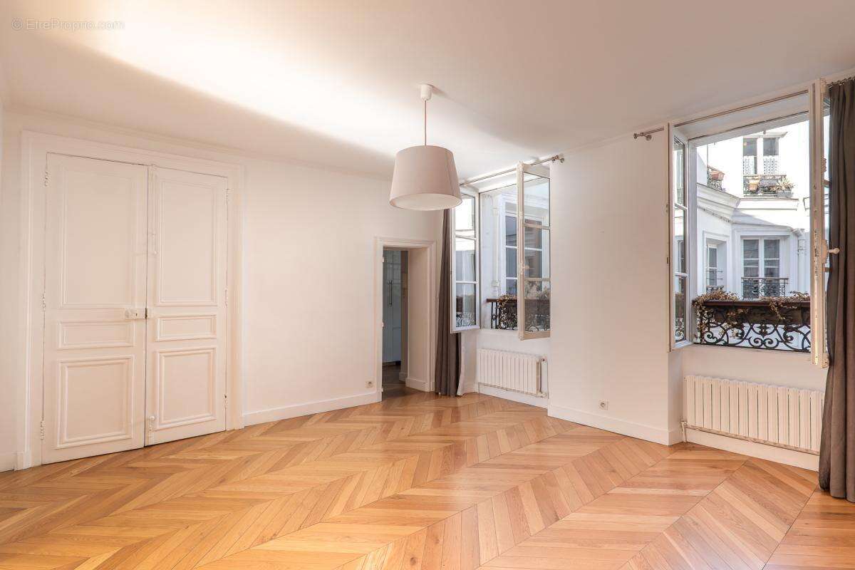 Appartement à PARIS-1E