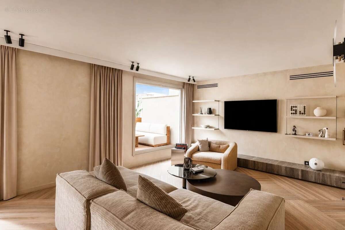 Appartement à PARIS-16E