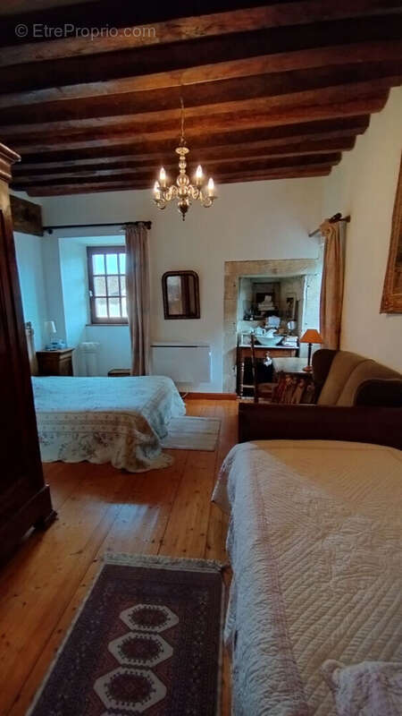 Maison à AZAY-LE-FERRON