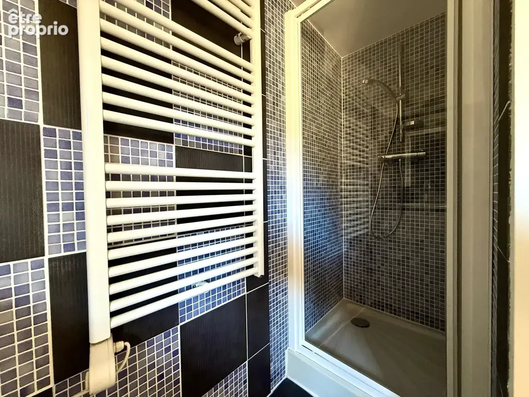 EXCLUSIVITÉ Maison de ville rénovée de 80 m2, 3ch, proche de la cathédrale. - photo 6
