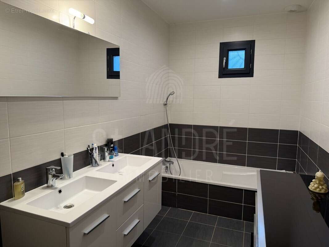 Maison à CHARNECLES