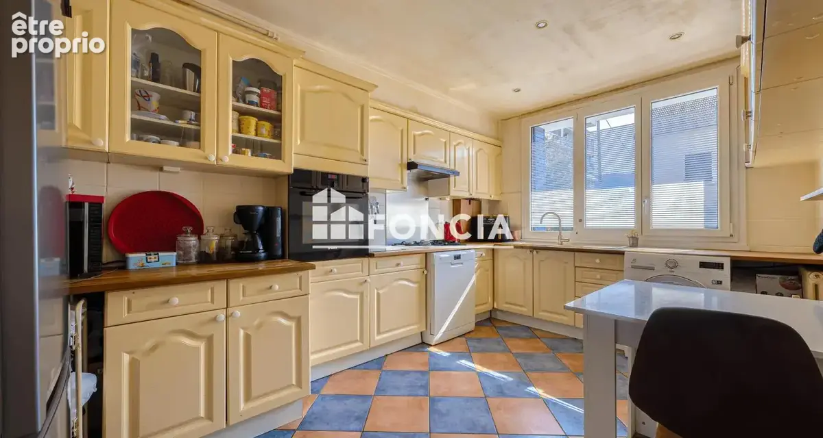 Annecy – secteur avenue de genève – t4, 3 chambres avec balcon, cave et stationnement - photo 3