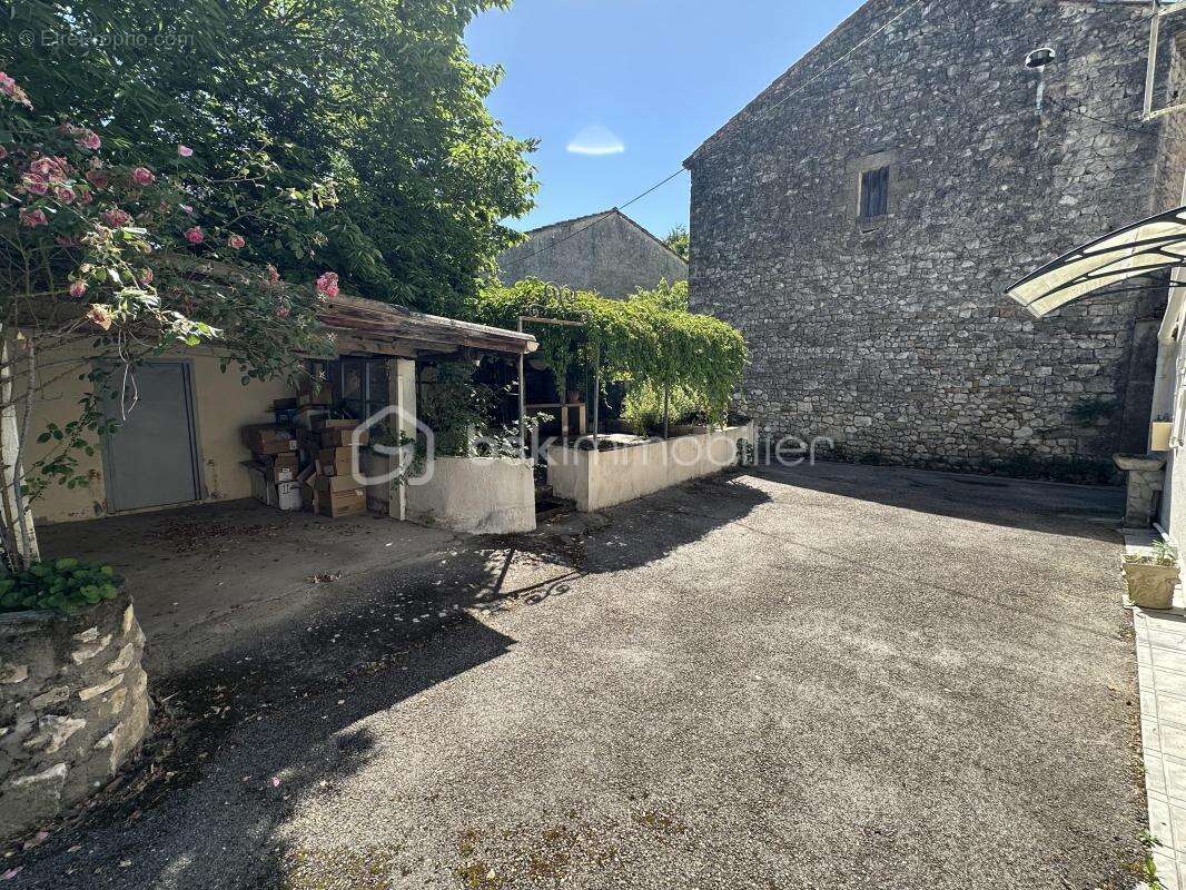 Maison à SAINT-CHAPTES