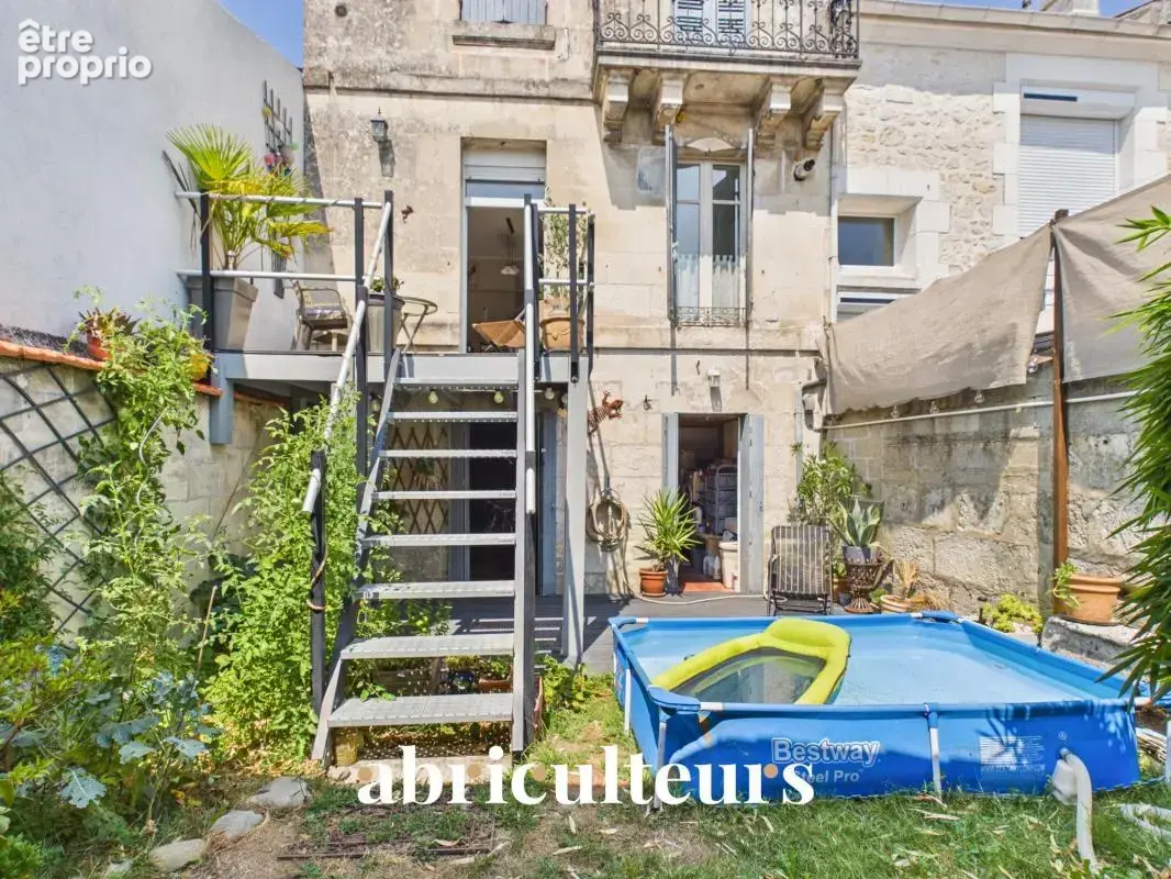 Maison de ville de 90 m² avec cour en vente à Saintes (17100) - photo 2