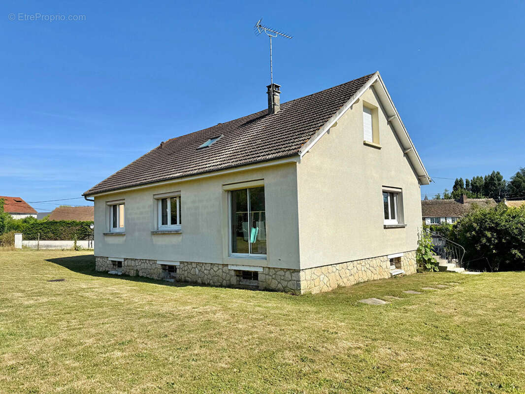 Maison à HOUDAN