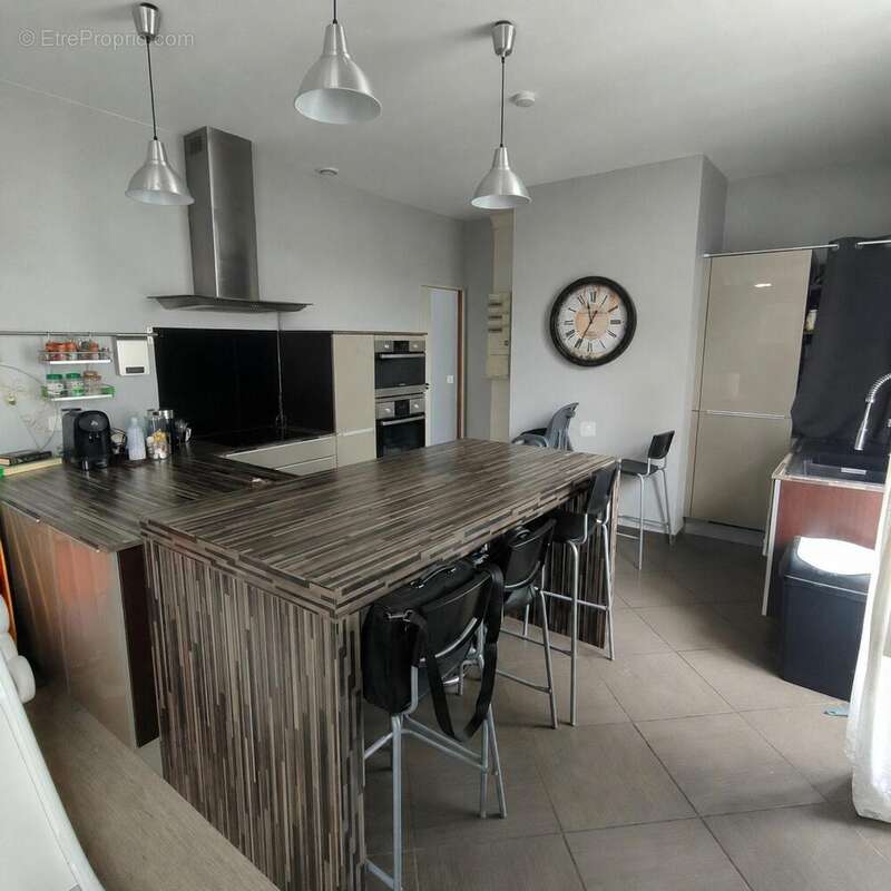 Appartement 79 m² à Le Chambon-Feugerolles  - photo 4