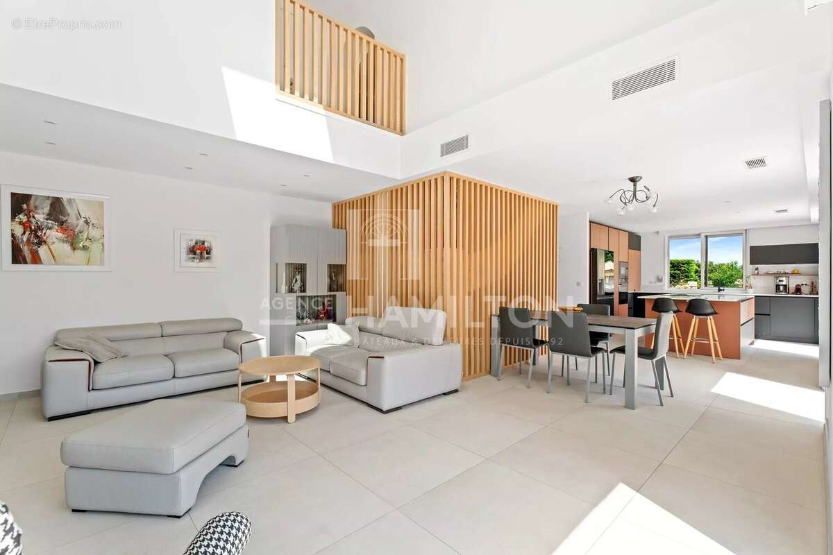 Maison à CHATEAUNEUF-GRASSE