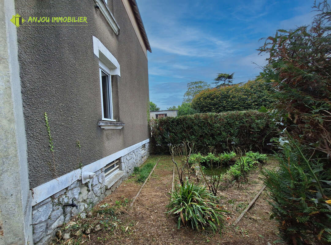 Rare à Pouancé maison de caractère avec dépendances - photo 2