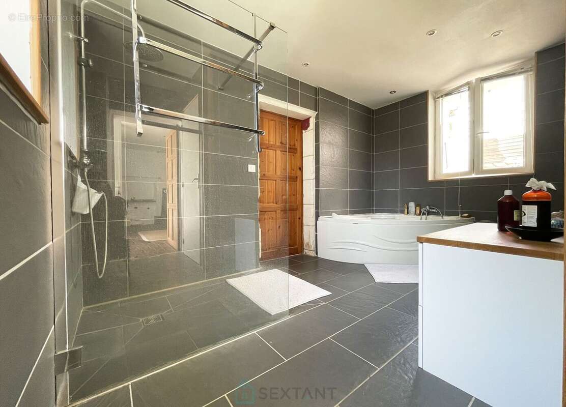Belle propriété de 325² avec jardin de 3 660m² et dépendances - photo 13