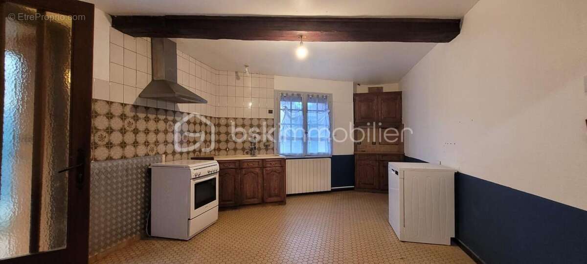 Maison de plain pied de 70m2,grenier amenageable de 70m2, dependances, garage + cour fermee - photo 4