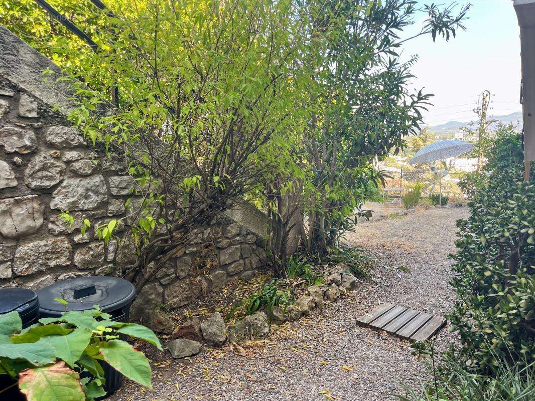 Maison À Vendre composée de 2 appartements (3 et 4 pièces) - photo 31