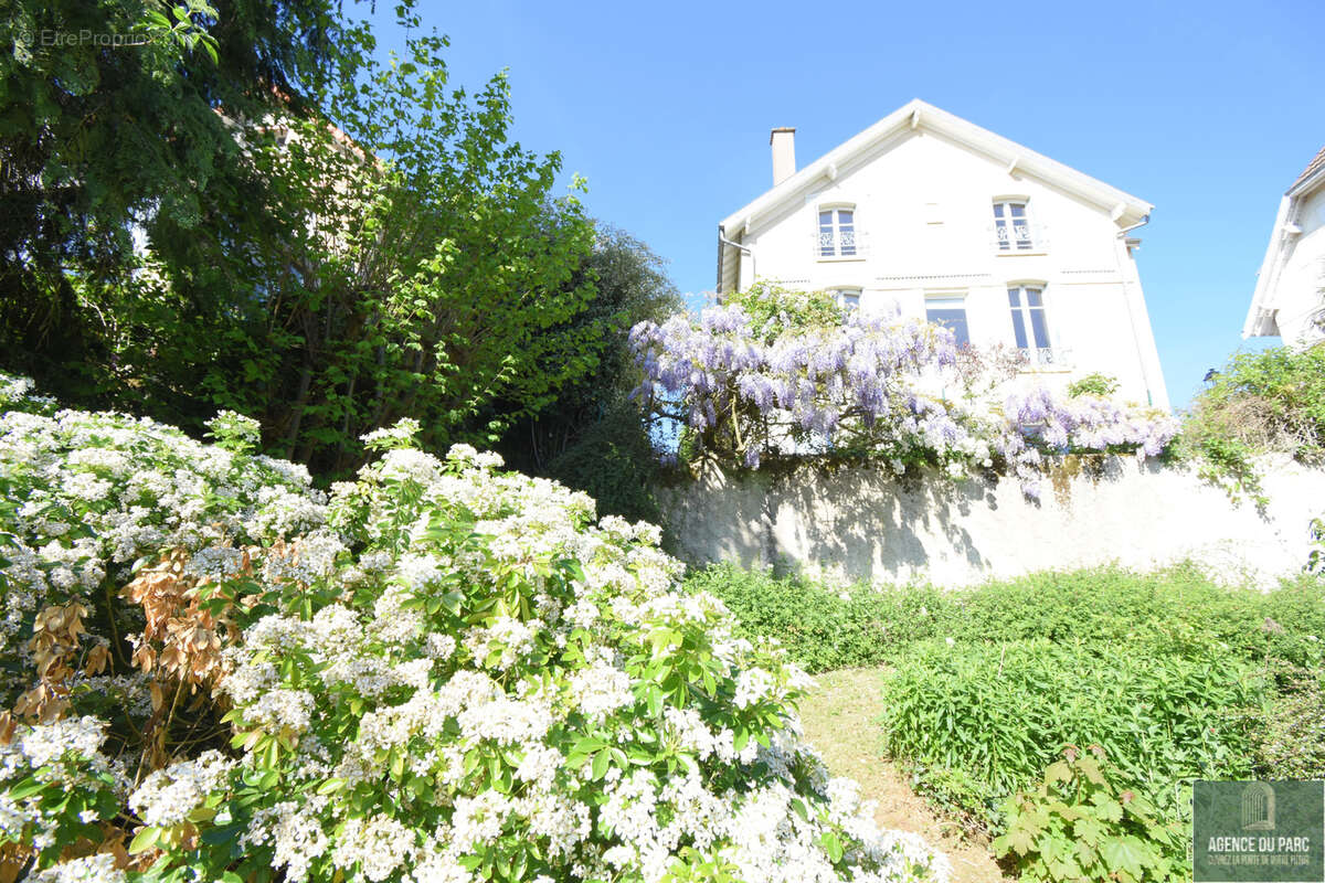 Maison à MARNES-LA-COQUETTE