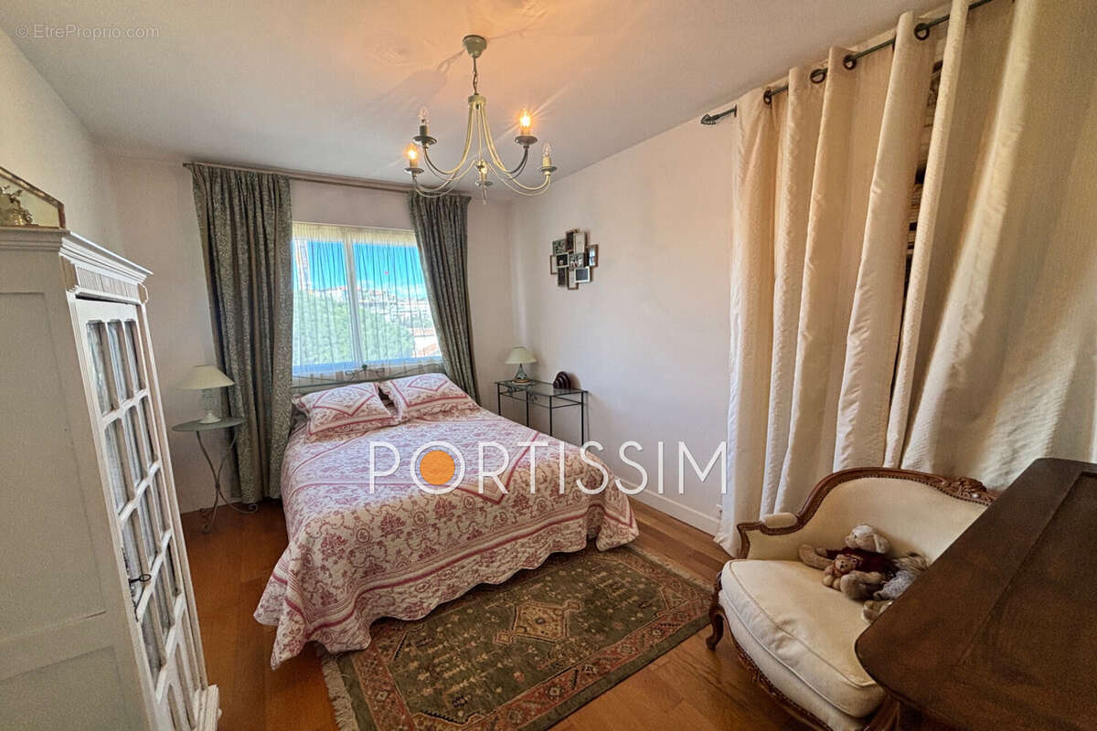 Appartement à SAINT-LAURENT-DU-VAR