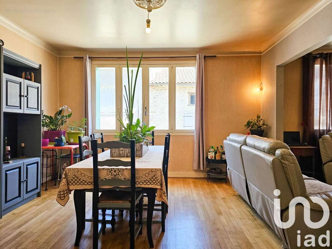 Maison 303 m² à Les Salles-Lavauguyon  - photo 8