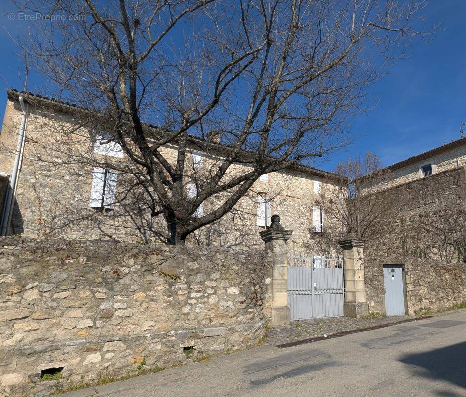 Maison à SAINT-JEAN-DE-MARUEJOLS-ET-AVEJAN