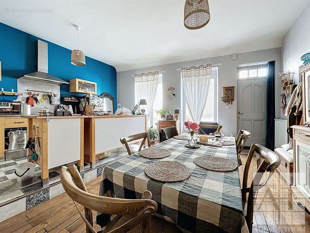 Maison à AMBRIERES-LES-VALLEES