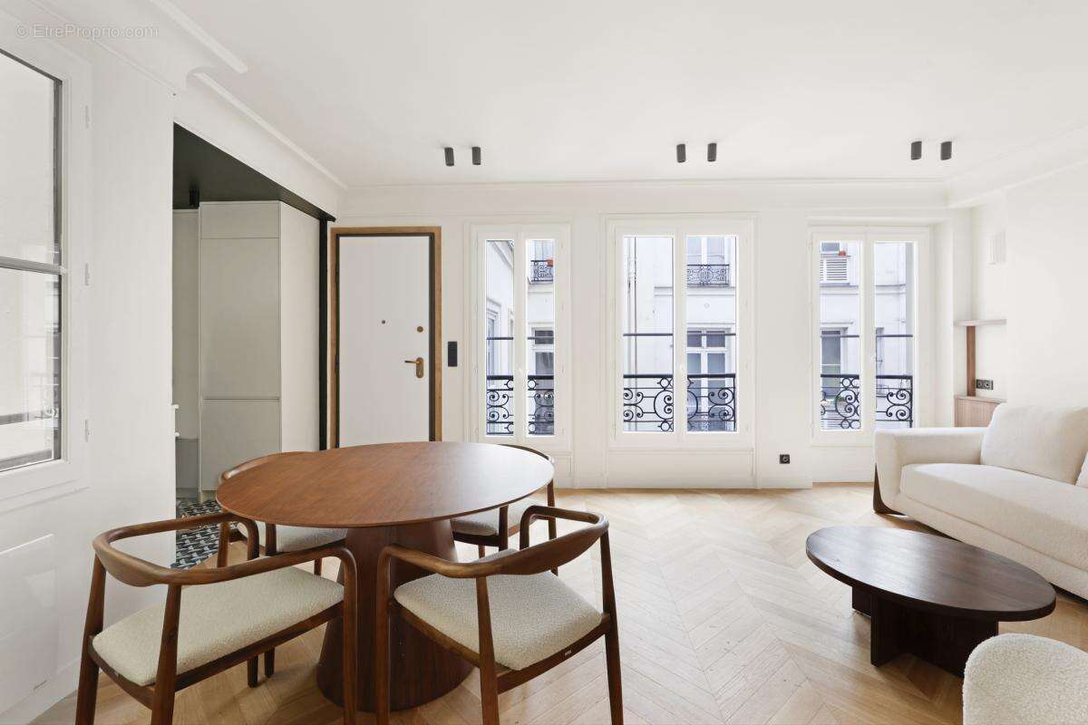 Appartement à PARIS-1E