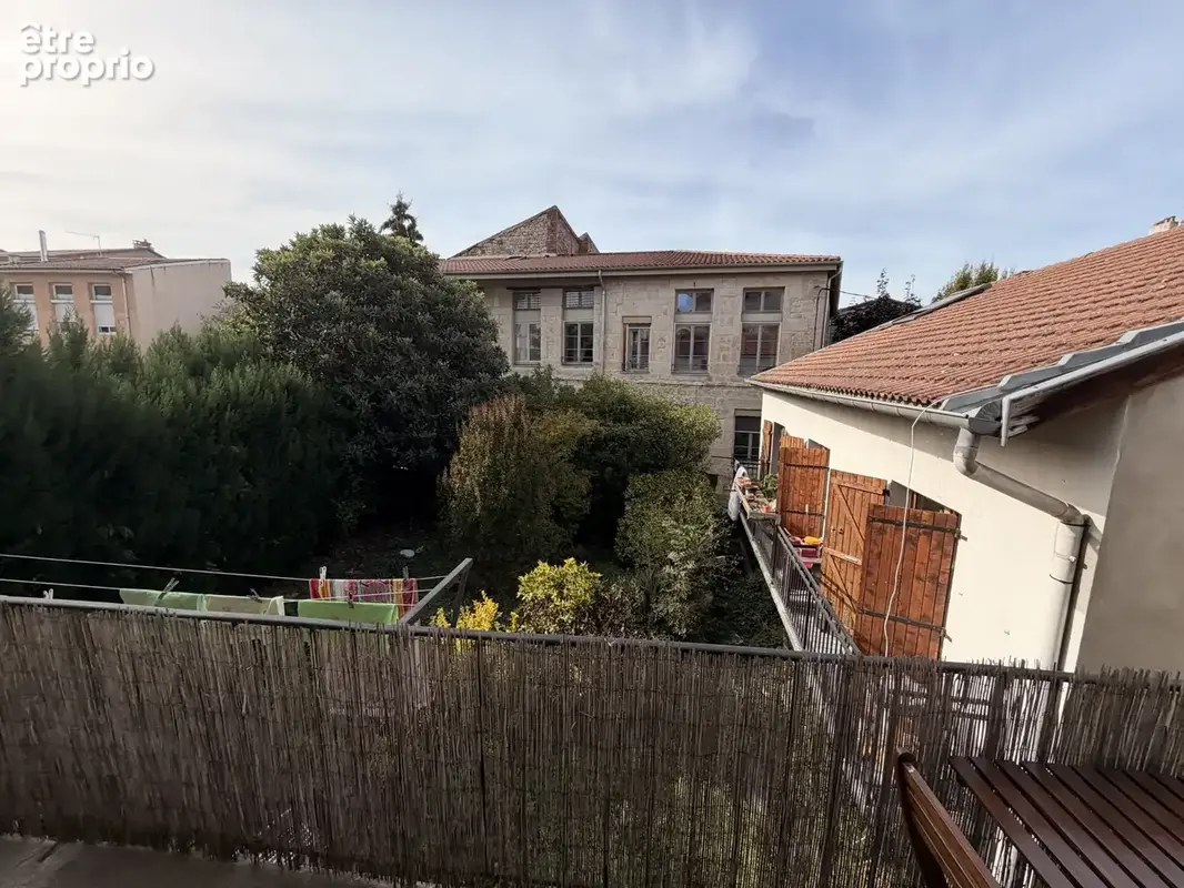 T6 avec 4 chambres, grand balcon donnant sur jardin au calme - photo 3