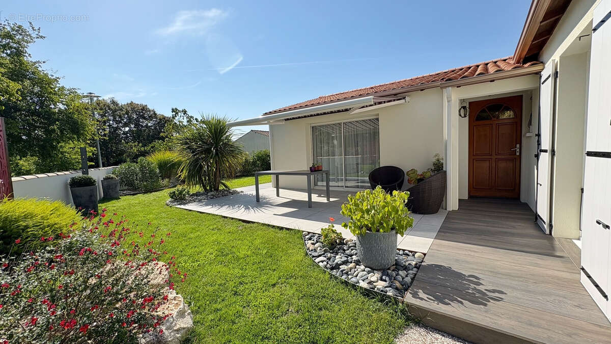 Maison à FRONTENAY-ROHAN-ROHAN