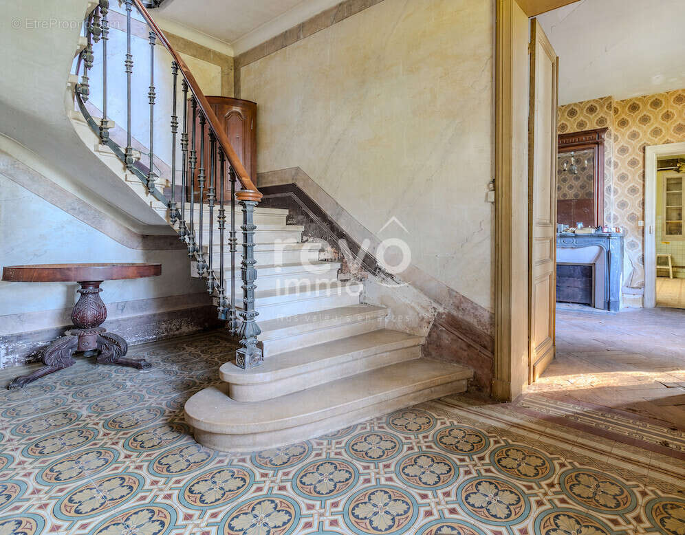 Demeure de caractère du 19ème siècle  325 m²  Fort potentiel - photo 4