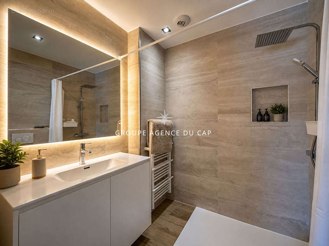 A vendre villa vue mer environ 200 m2 entierement renovee offrant 5 chambres dont 4 en suite piscine garage a saint aygulf - photo 14