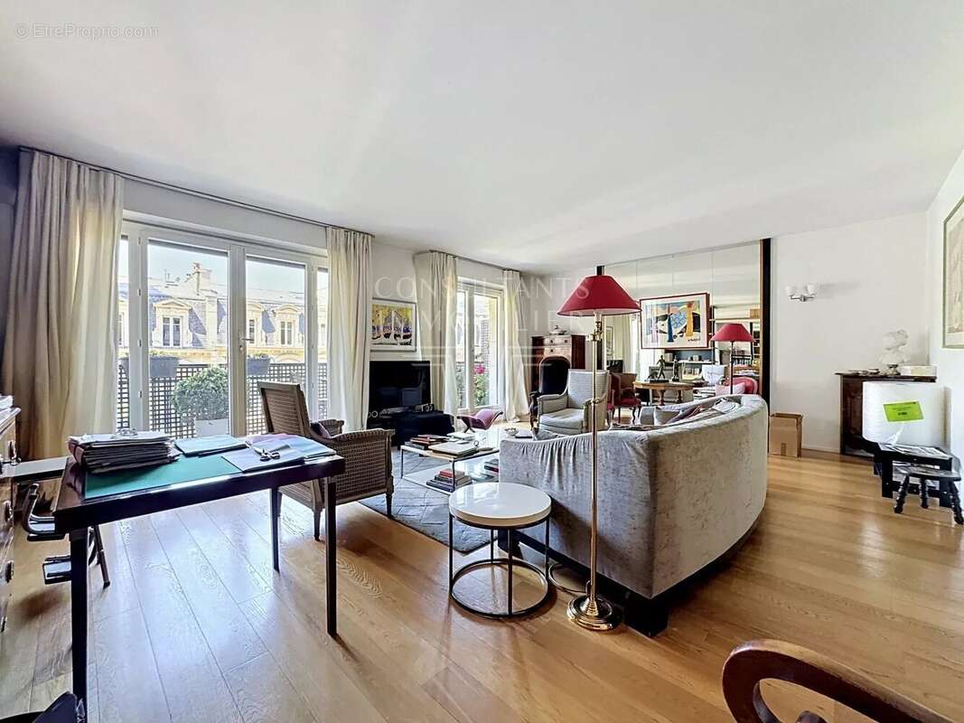 Appartement à PARIS-16E