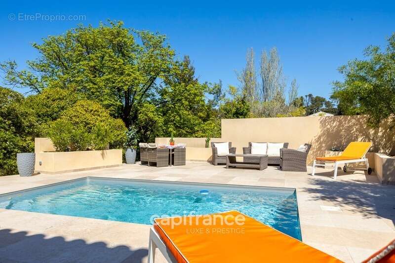 Marseille 11ème La Valentine/St Menet, Maison de 300m2 sur un Terrain de 2700m2 avec deux piscines, dépendances et garages - photo 3