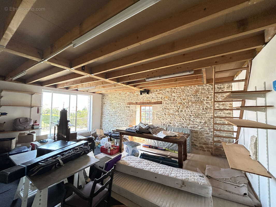 Une maison en pierres et tuiles de pays d'environ 160m2 comprenant: -Au rez-de-chaussée: cuisine aménagé avec - photo 15