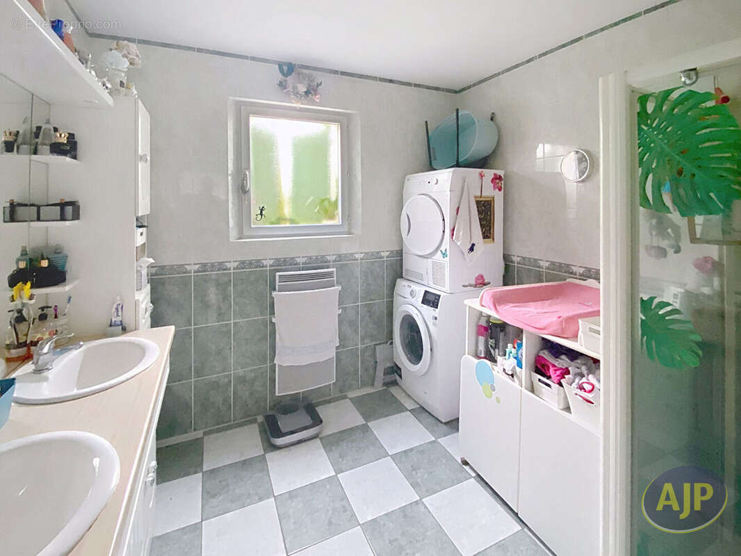 Maison fonctionnelle avec sous-sol aménagé et vue imprenable - photo 11