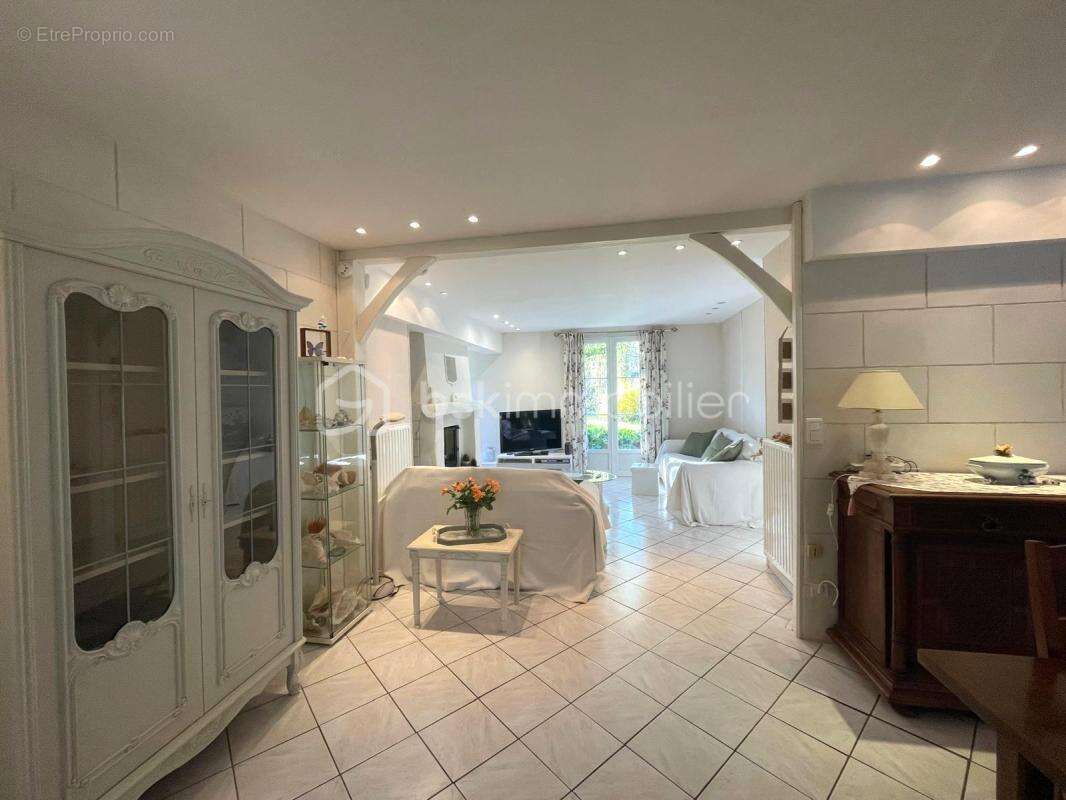 Maison de 164 m² avec piscine - CHEILLE - photo 8