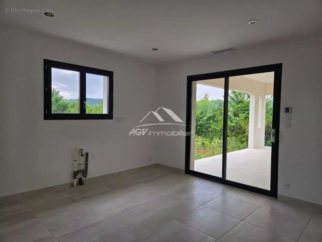 Maison à SAINT-JULIEN-LES-ROSIERS