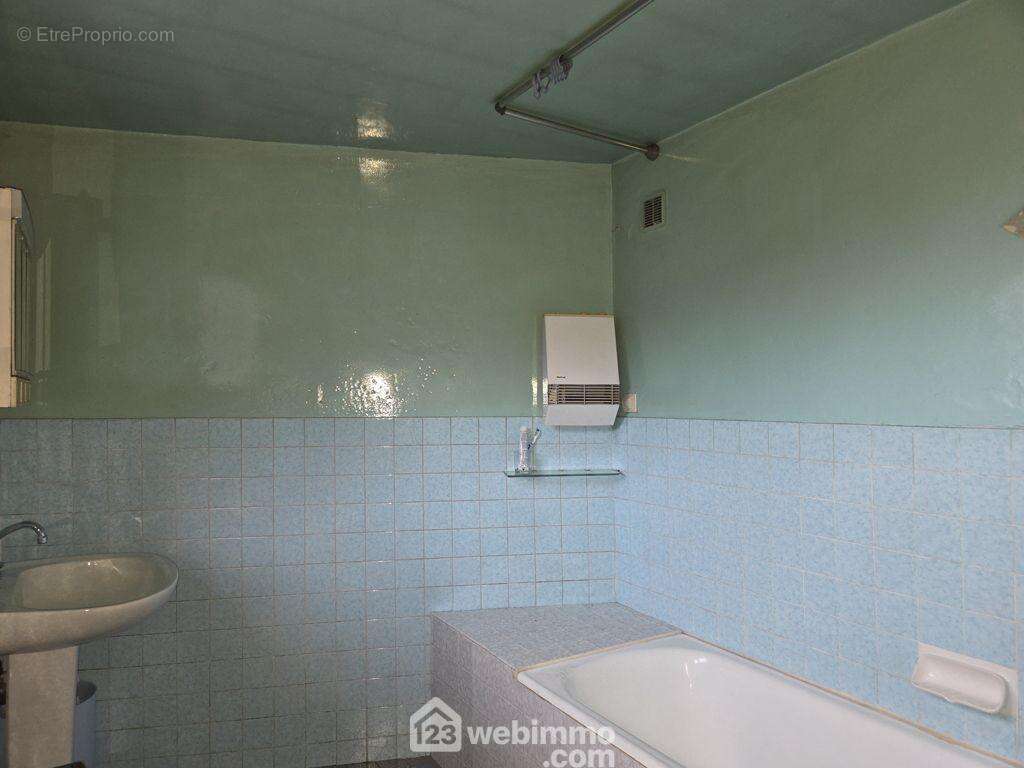 ainsi qu'une salle de bain et un WC séparé. - Maison à GRIGNON