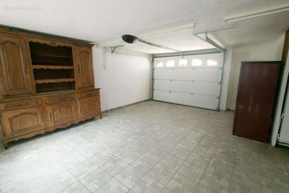EYGUIÈRES (13)  Belle maison familiale de 165 m² avec piscine, 5 chambres, proche du centre village - photo 18