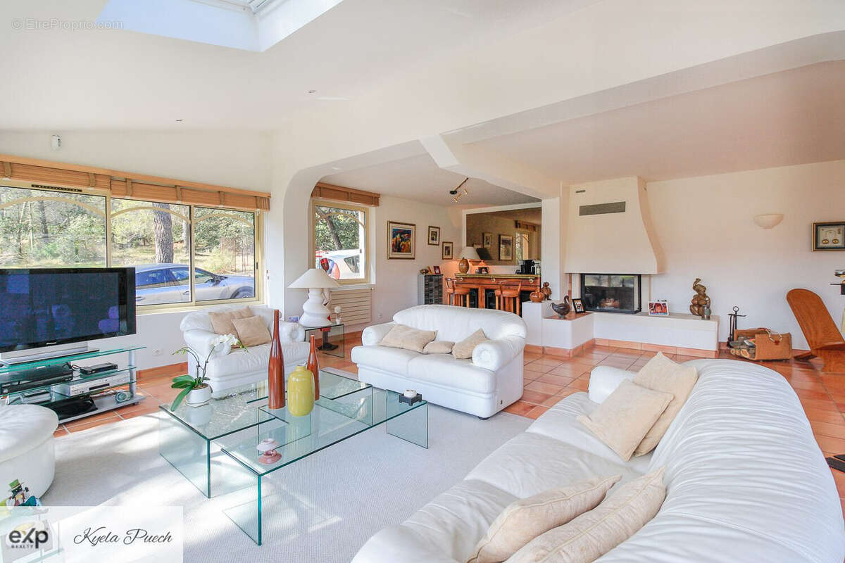 villa sur Rognes, proche du Luberon et Aix-en-Provence avec jardin, piscine et vue- Kyela Puech, exp luxury