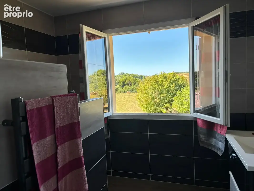 Maison familiale de 141 m2, 4 chambres avec dépendances et jardin arboré - photo 10